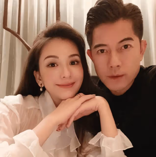 59歲郭富城與小4歲岳母罕見合影,一個像時尚小伙,一個似滄桑老太