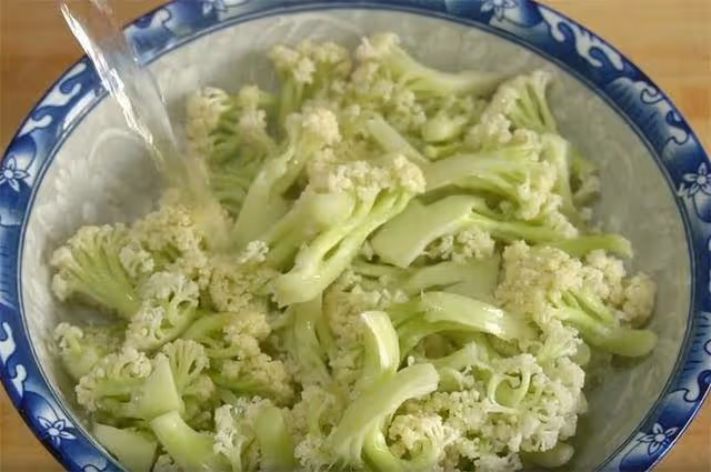 花菜不要直接下鍋炒,大廚告訴我一個訣竅,口感鮮脆又入味