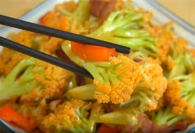 花菜不要直接下鍋炒,大廚告訴我一個訣竅,口感鮮脆又入味