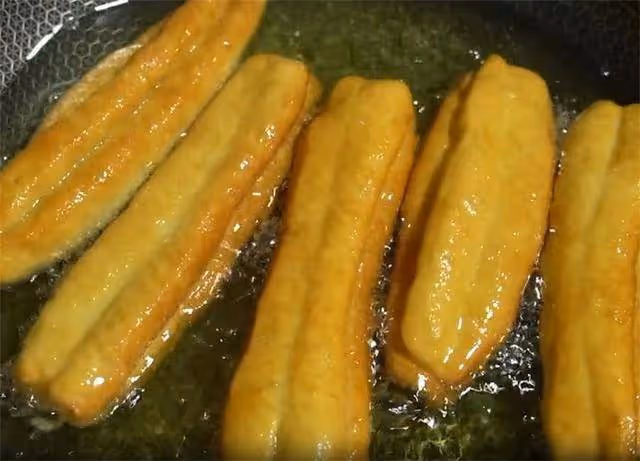 不用泡打粉,教你做健康豆奶小油條,在家也能做大廚,個個空心