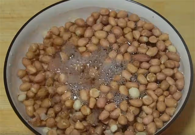 花生里加點麵粉,家家戶戶都做的零食,筷子一攪,做一頓吃30天