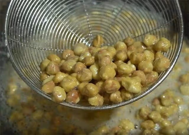 花生里加點麵粉,家家戶戶都做的零食,筷子一攪,做一頓吃30天