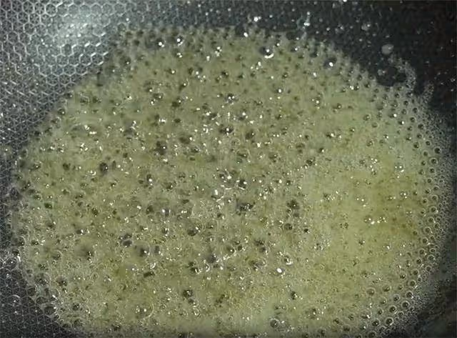 花生里加點麵粉,家家戶戶都做的零食,筷子一攪,做一頓吃30天