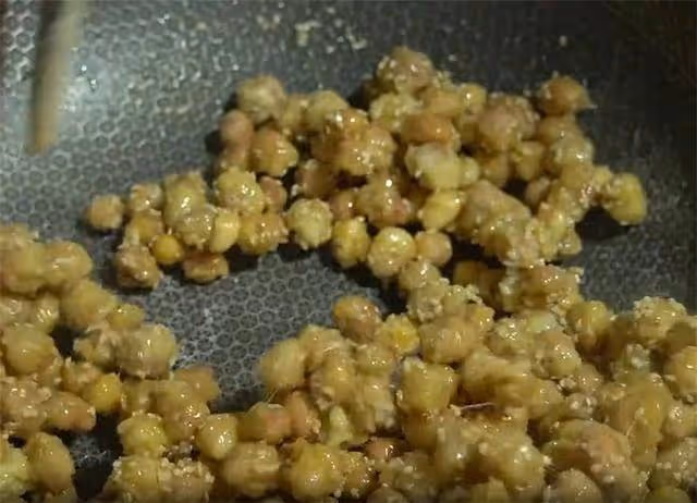 花生里加點麵粉,家家戶戶都做的零食,筷子一攪,做一頓吃30天