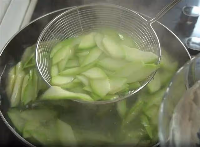 怪不得飯店裡醋溜西葫蘆那麼好吃,原來多了一個步驟,入味又鮮脆