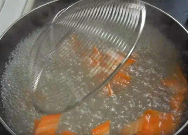 怪不得飯店裡醋溜西葫蘆那麼好吃,原來多了一個步驟,入味又鮮脆