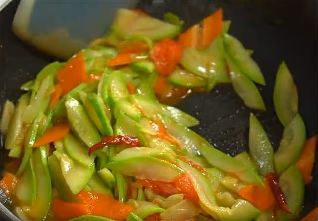 怪不得飯店裡醋溜西葫蘆那麼好吃,原來多了一個步驟,入味又鮮脆