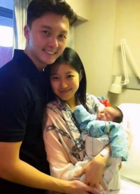 罕談12歲女兒!王浩信定居北京久未回港,被太太喊話多回來陪女兒