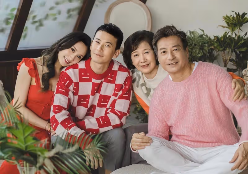 香港知名凍齡男神77歲生日,一家都是高顏值,和兒媳拍貼臉親密照