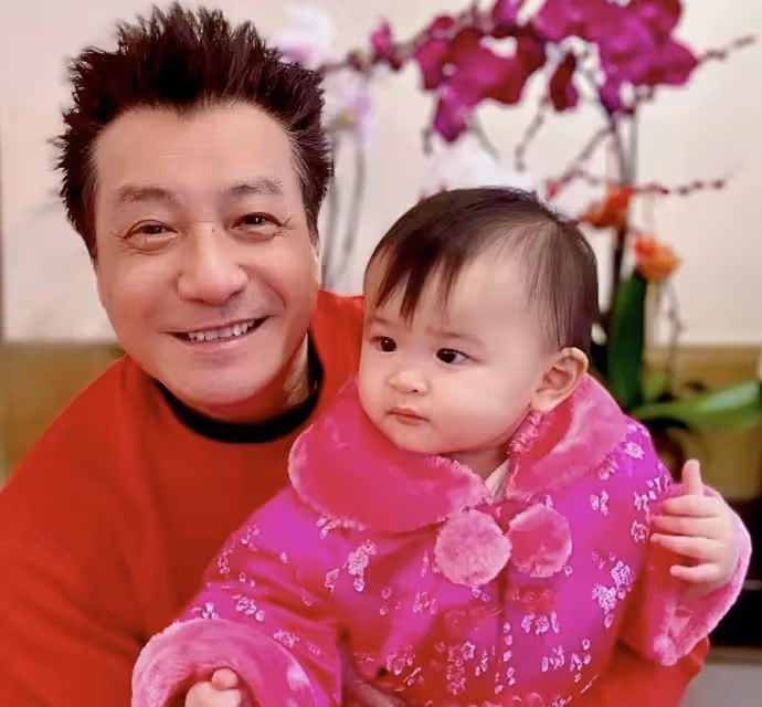 香港知名凍齡男神77歲生日,一家都是高顏值,和兒媳拍貼臉親密照