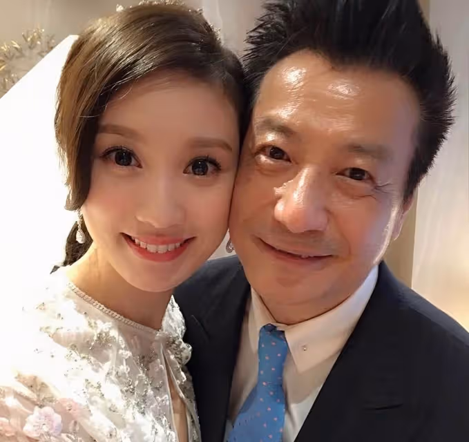 香港知名凍齡男神77歲生日,一家都是高顏值,和兒媳拍貼臉親密照