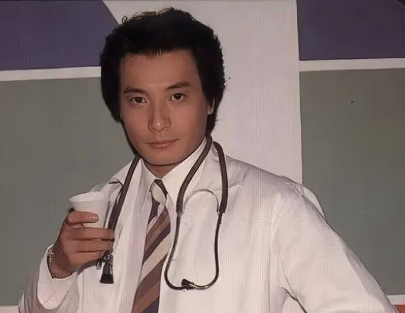 香港知名凍齡男神77歲生日,一家都是高顏值,和兒媳拍貼臉親密照