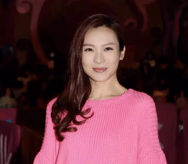 TVB知名女星再曝離巢,無故缺席公司台慶,資源咖位降級明顯