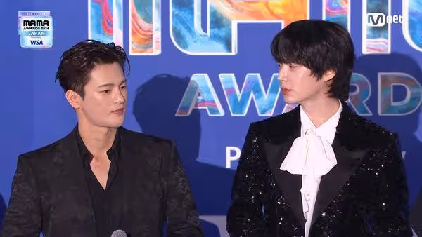 MAMA／徐仁國、安宰賢再合體！「深情對視、搭肩」互動甜翻CP粉