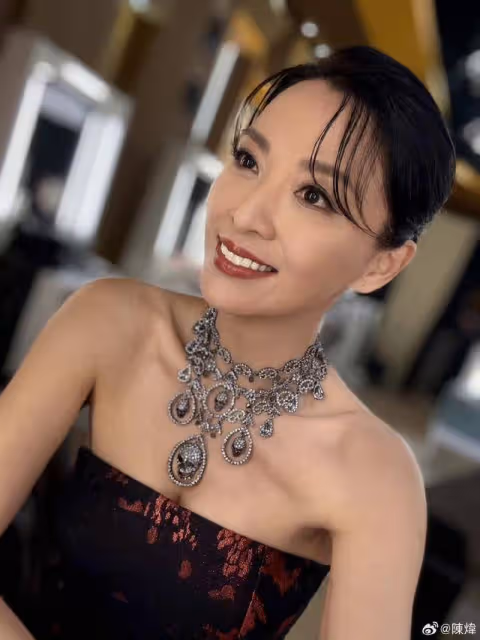 51歲TVB花旦獲老公慶生,曬美照露纖腰,結婚兩年疑似堅持丁克