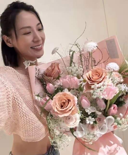 51歲TVB花旦獲老公慶生,曬美照露纖腰,結婚兩年疑似堅持丁克