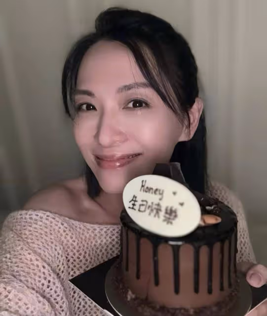 51歲TVB花旦獲老公慶生,曬美照露纖腰,結婚兩年疑似堅持丁克
