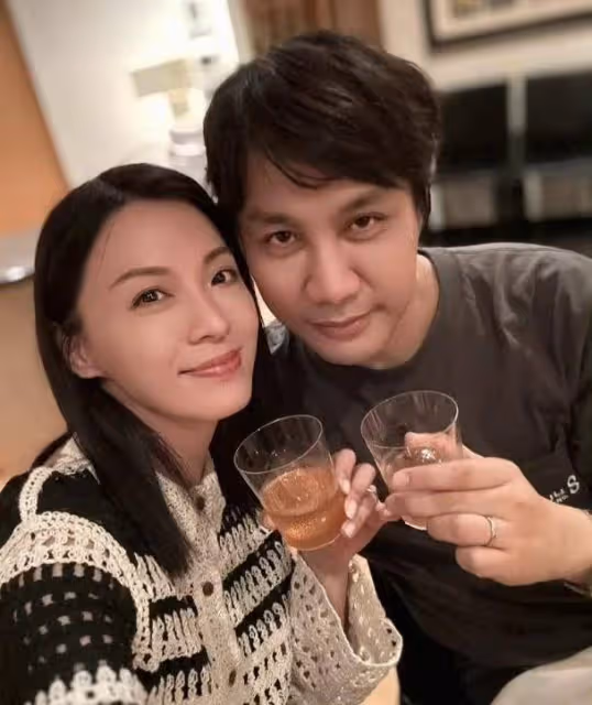 51歲TVB花旦獲老公慶生,曬美照露纖腰,結婚兩年疑似堅持丁克