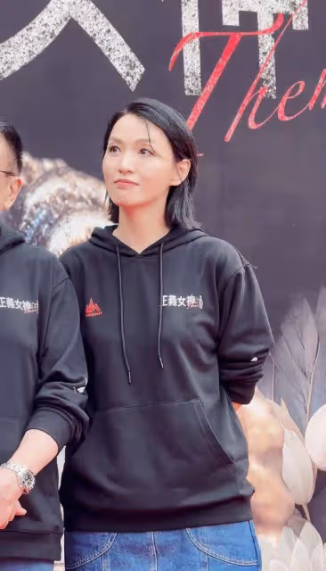 51歲TVB花旦獲老公慶生,曬美照露纖腰,結婚兩年疑似堅持丁克