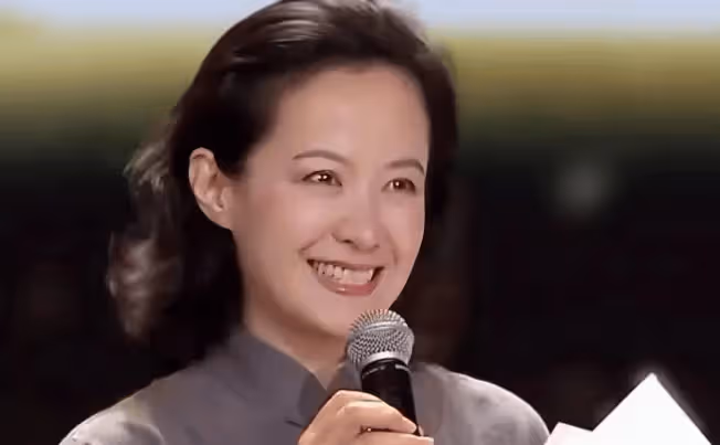 她戲裡戲外都「乾淨」,被大13歲名導丈夫捧紅,57歲了堅持不生孩子