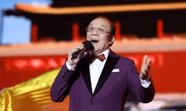 他是著名歌唱家,53歲走紅,年過8旬唱得了貝多芬,也玩得來說唱