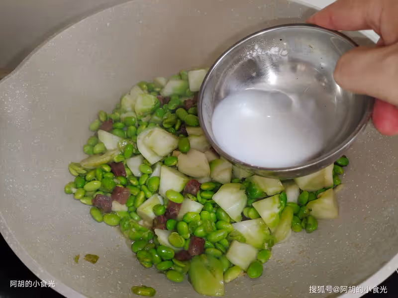 現在吃它正合適,還是冬日極品小眾菜!大火炒一盤,時令好菜、細嫩到無渣,米飯分分鐘就光碟