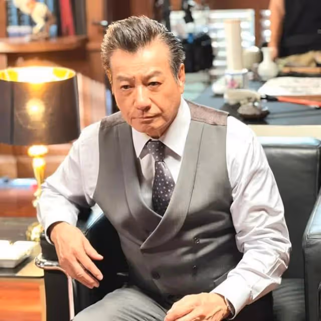 TVB老戲骨77歲生日依然風度翩翩,自爆拍戲曾思想踩界,感謝太太理解信任