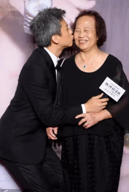 鄧超母愛「告白」逗樂全網,母子互動甜蜜又逗趣,真愛不言而喻