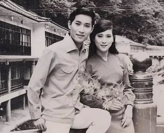 又一位82歲老戲骨被傳去世，曾與謝賢齊名，退圈後被曝開計程車