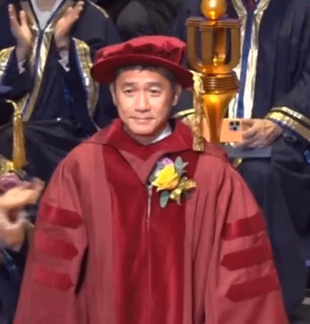 梁朝偉獲榮譽博士,梁媽媽佩戴百萬胸針露面,劉嘉玲現場鼓掌慶賀
