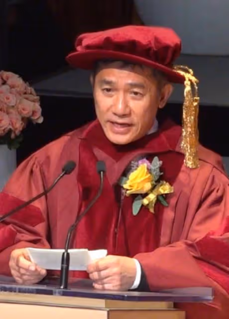 梁朝偉獲榮譽博士,梁媽媽佩戴百萬胸針露面,劉嘉玲現場鼓掌慶賀