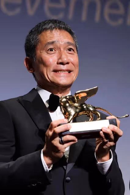 梁朝偉獲榮譽博士,梁媽媽佩戴百萬胸針露面,劉嘉玲現場鼓掌慶賀