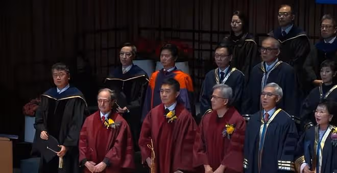 梁朝偉獲榮譽博士,梁媽媽佩戴百萬胸針露面,劉嘉玲現場鼓掌慶賀