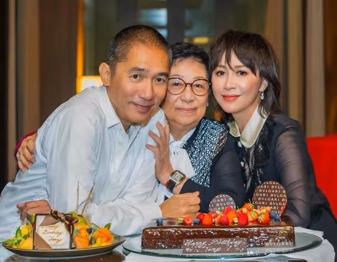 梁朝偉獲榮譽博士，梁媽媽佩戴百萬胸針露面，劉嘉玲現場鼓掌慶賀