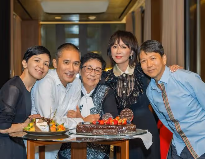 梁朝偉獲榮譽博士，梁媽媽佩戴百萬胸針露面，劉嘉玲現場鼓掌慶賀