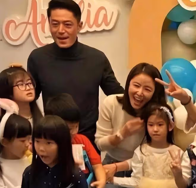 林心如霍建華一起看7歲女兒跳舞,林心如給女兒比心,霍建華鼓掌