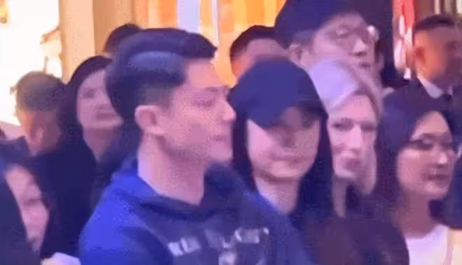 林心如霍建華一起看7歲女兒跳舞,林心如給女兒比心,霍建華鼓掌
