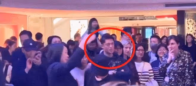林心如霍建華一起看7歲女兒跳舞,林心如給女兒比心,霍建華鼓掌