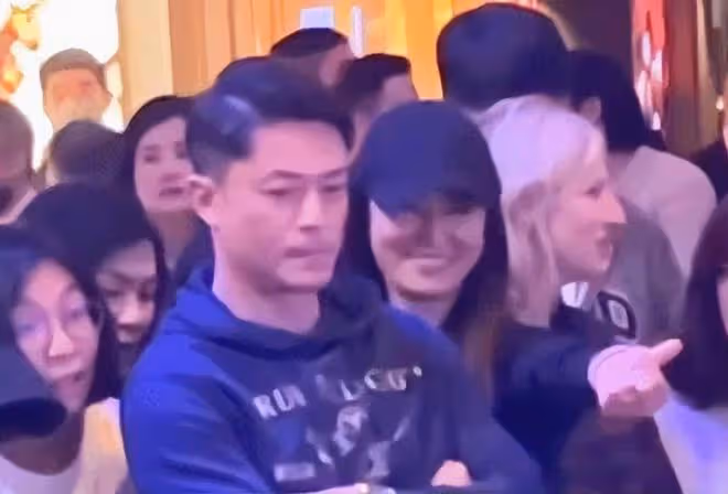 林心如霍建華一起看7歲女兒跳舞,林心如給女兒比心,霍建華鼓掌