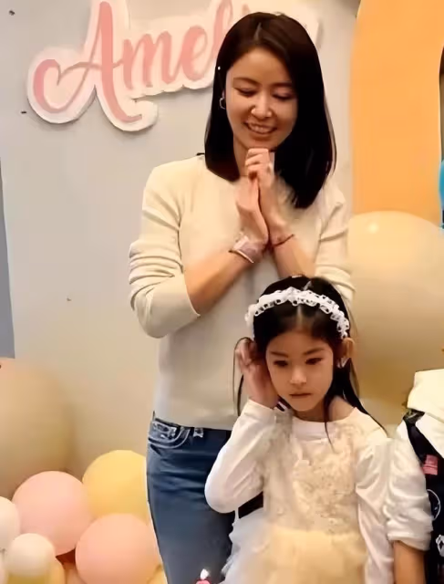 林心如霍建華一起看7歲女兒跳舞,林心如給女兒比心,霍建華鼓掌