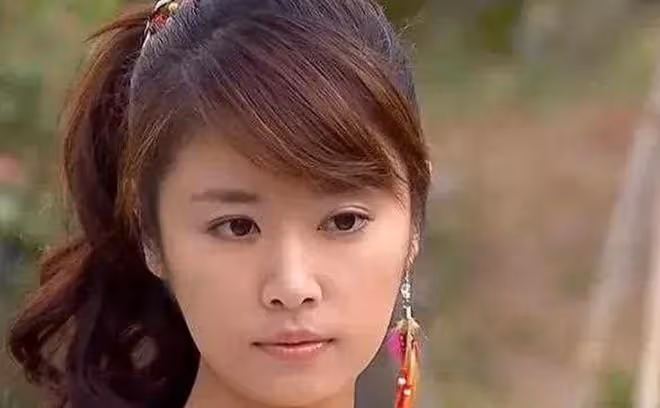 林心如霍建華一起看7歲女兒跳舞,林心如給女兒比心,霍建華鼓掌