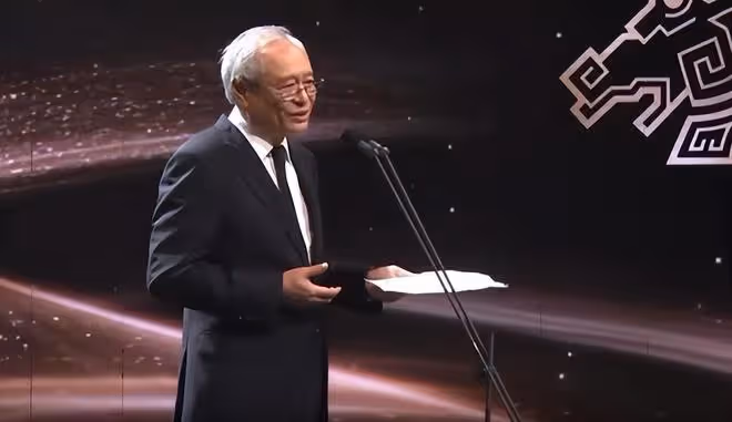 鄭佩佩獲終身成就獎,4個子女和李安擁抱哭泣,兒子哽咽致辭
