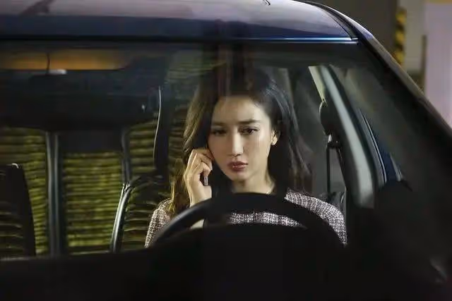 《白夜破曉》37歲楊凱迪風韻猶存!美艷老闆娘性感撩人