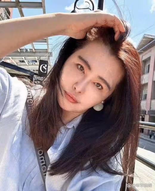 57歲王祖賢回國游被偶遇,針織衫搭配半裙,顯高顯瘦顯年輕!