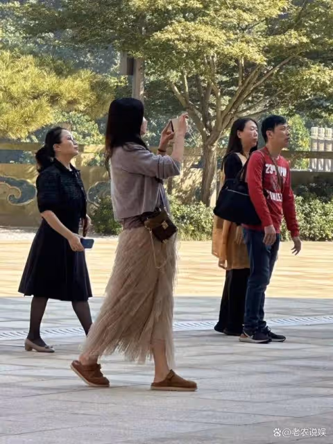 57歲王祖賢回國游被偶遇,針織衫搭配半裙,顯高顯瘦顯年輕!