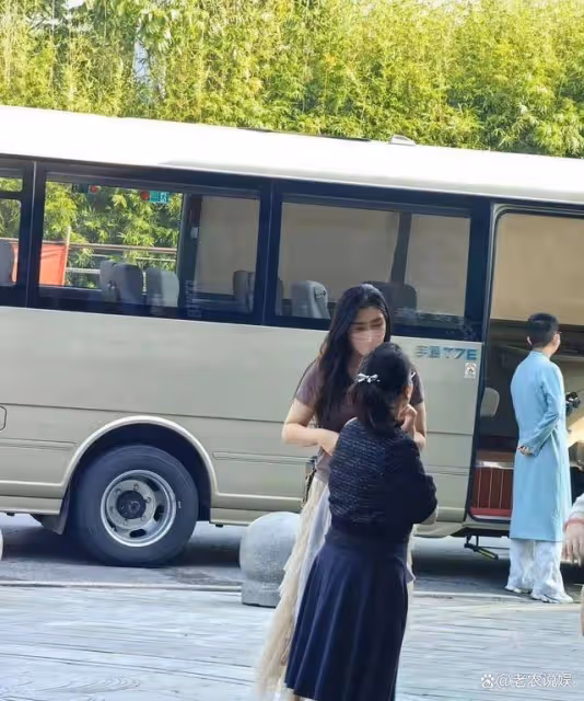 57歲王祖賢回國游被偶遇,針織衫搭配半裙,顯高顯瘦顯年輕!