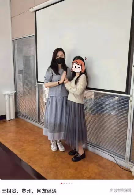 57歲王祖賢回國游被偶遇,針織衫搭配半裙,顯高顯瘦顯年輕!