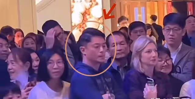 霍建華林心如夫婦看女兒演出!甜蜜無比,旁觀人群無人識