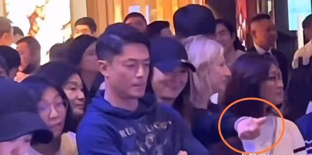 霍建華林心如夫婦看女兒演出!甜蜜無比,旁觀人群無人識
