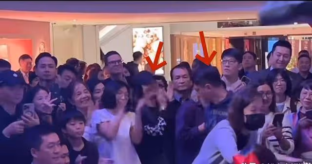 霍建華林心如夫婦看女兒演出!甜蜜無比,旁觀人群無人識